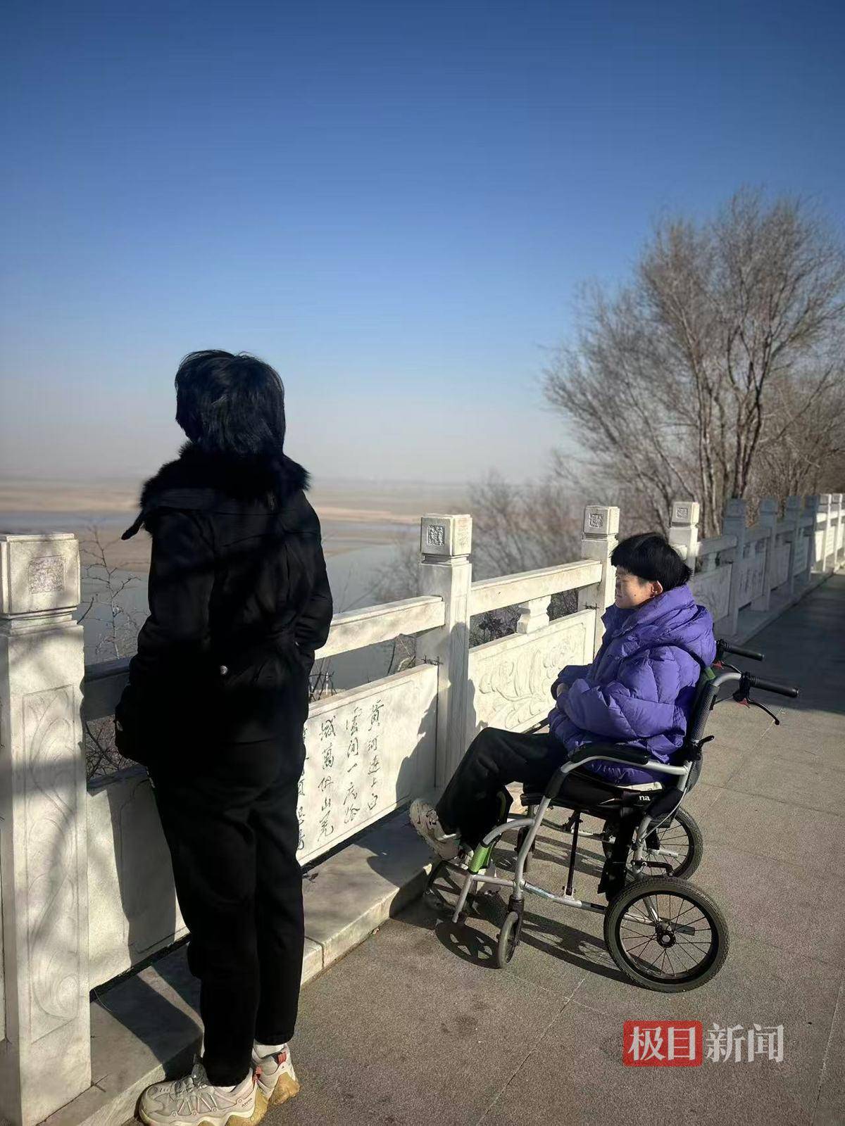 24歲“蝴蝶寶貝”小學(xué)成績曾名列前茅，初中畢業(yè)后身體無法支撐正常學(xué)習(xí)，曾一度癱瘓在床