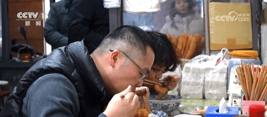 特色小吃串點(diǎn)成線變身“流量密碼” “美食+”延伸文旅消費(fèi)鏈條