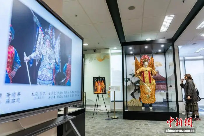 香港都會大學展出粵劇名伶經(jīng)典戲服