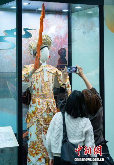 香港都會大學展出粵劇名伶經(jīng)典戲服