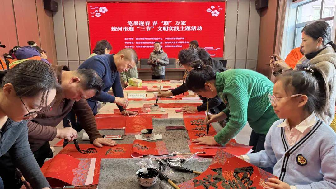 蛟河市送春聯(lián)致敬“城市美容師”