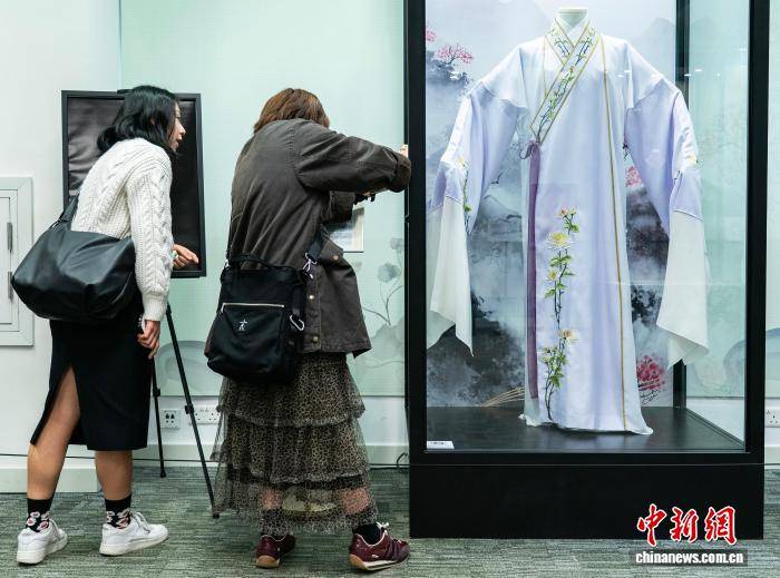 香港都會大學展出粵劇名伶經(jīng)典戲服