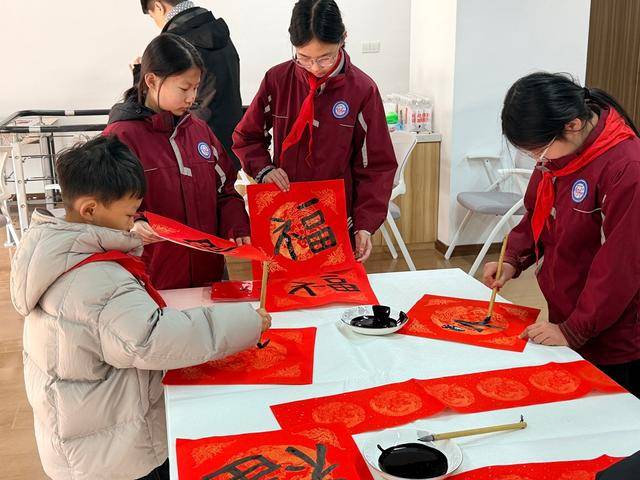 鄭州市二七區(qū)京廣路小學“小小書法家”把祝福送給普通民眾