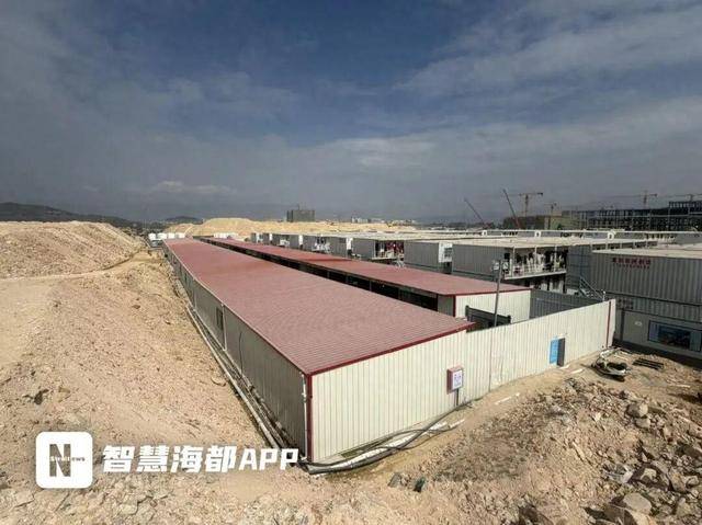 廈門一工地內搭建鐵皮屋，私設“美食街”！部門回應：正在調查