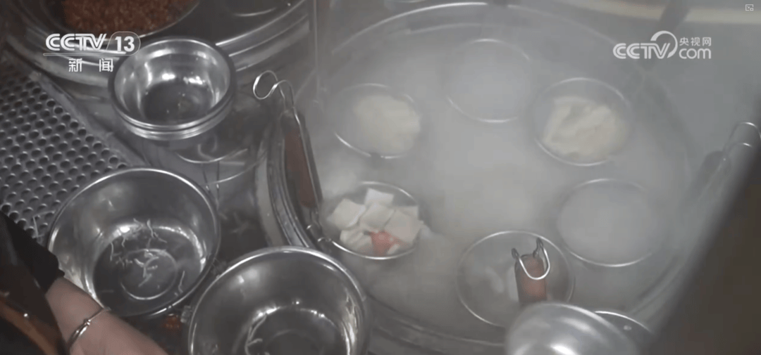 特色小吃串點(diǎn)成線變身“流量密碼” “美食+”延伸文旅消費(fèi)鏈條