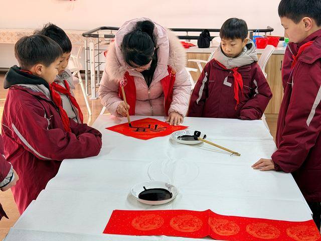 鄭州市二七區(qū)京廣路小學(xué)“小小書法家”把祝福送給普通民眾