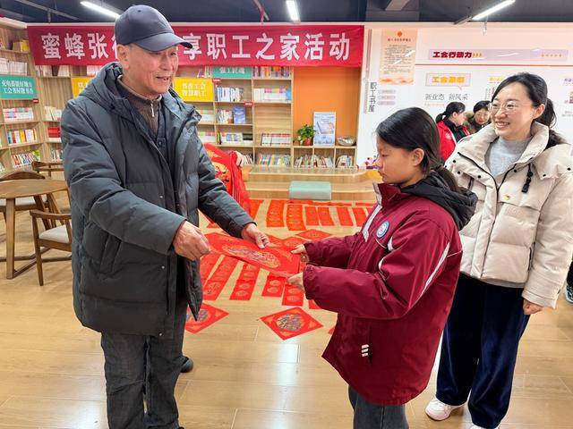 鄭州市二七區(qū)京廣路小學(xué)“小小書法家”把祝福送給普通民眾