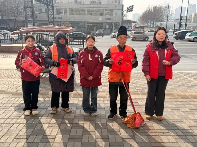 鄭州市二七區(qū)京廣路小學(xué)“小小書法家”把祝福送給普通民眾