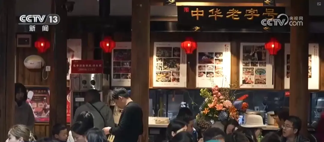 特色小吃串點(diǎn)成線變身“流量密碼” “美食+”延伸文旅消費(fèi)鏈條