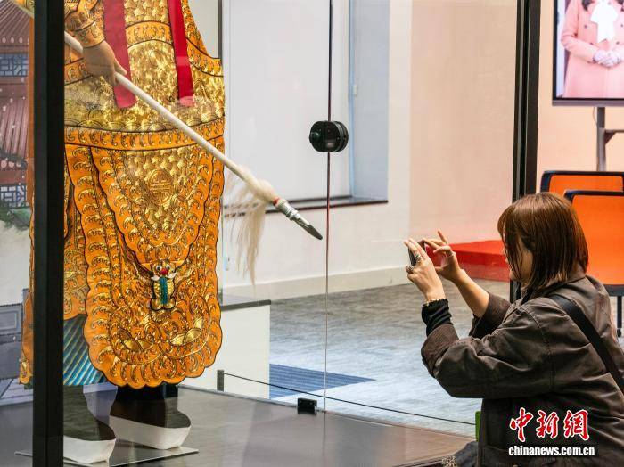 香港都會大學展出粵劇名伶經(jīng)典戲服