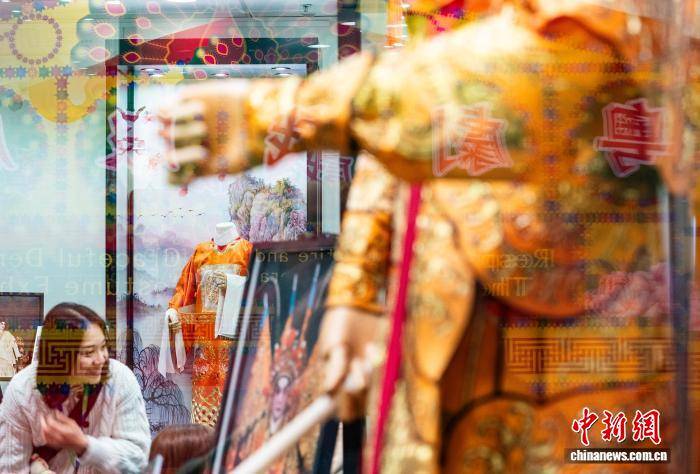 香港都會大學展出粵劇名伶經(jīng)典戲服