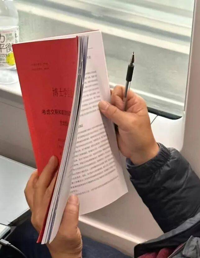 研究生在高鐵上趕論文被拍，評論：見過導師也在高鐵上改論文...