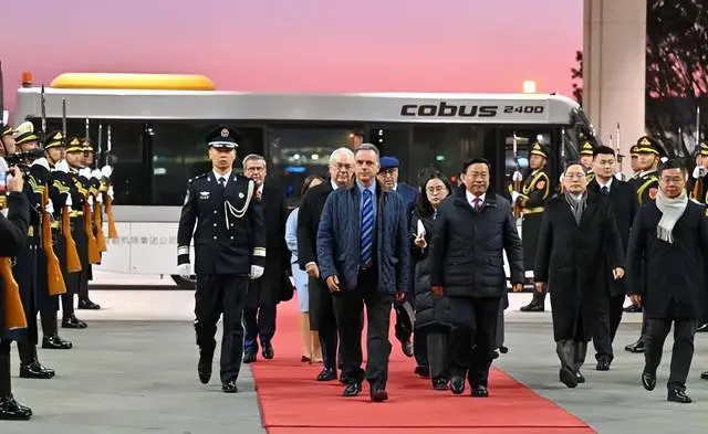 原創(chuàng)烏國(guó)領(lǐng)導(dǎo)人率“最大”代表團(tuán)訪華，中方高規(guī)格接待，總統(tǒng)奧爾西收到1份重禮！