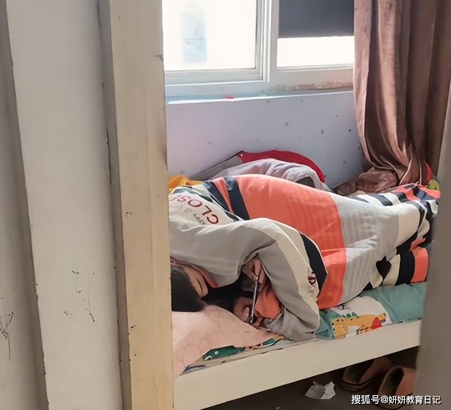 原創(chuàng)“放假48小時，玩了40小時手機”，家長偷拍兒子，裝修說明問題