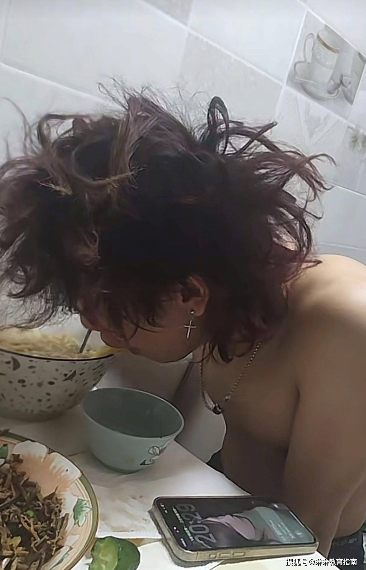 原創(chuàng)“兒子頂著鳥(niǎo)巢回家了”，大學(xué)生寒假回家，家長(zhǎng)血壓飆升：你是回家還是逃難？