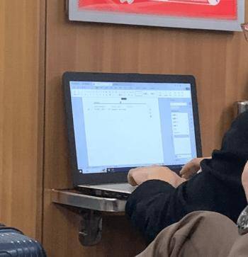 研究生在高鐵上趕論文被拍，評論：見過導師也在高鐵上改論文...