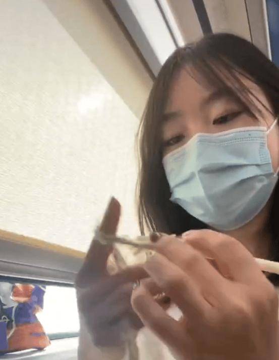 研究生在高鐵上趕論文被拍，評論：見過導師也在高鐵上改論文...