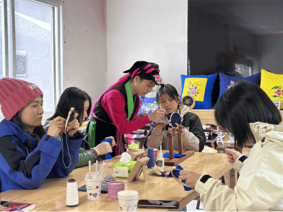 從“非遺繡娘”到“旅游團(tuán)長” “80后”非遺傳承人讓魚通刺繡走出大山