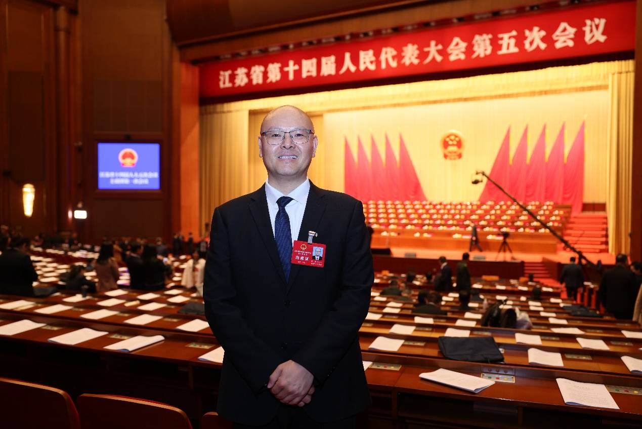 一個在鄉(xiāng)間路上奔跑的小快遞員，竟能推動立法“跑起來”