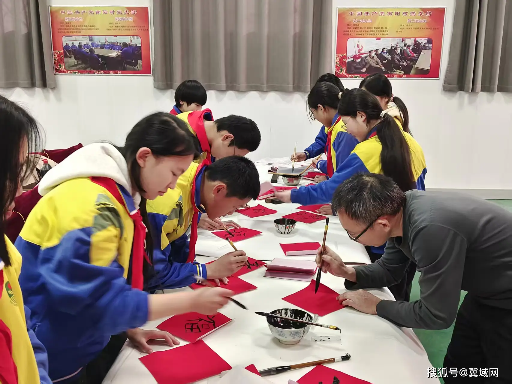 柏鄉(xiāng)縣南陽(yáng)中心小學(xué)組織開(kāi)展“迎春習(xí)字”軟筆書(shū)法活動(dòng)