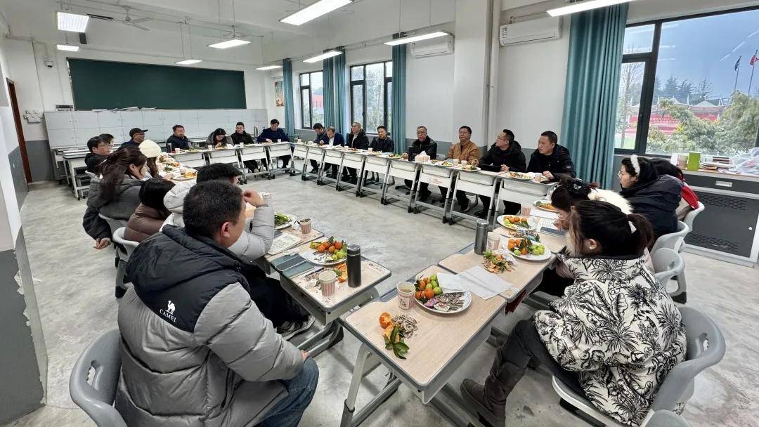 提升育人智慧，共筑成長(zhǎng)橋梁！天翼高級(jí)中學(xué)全體班主任工作座談會(huì)，傾聽、分享、賦能！