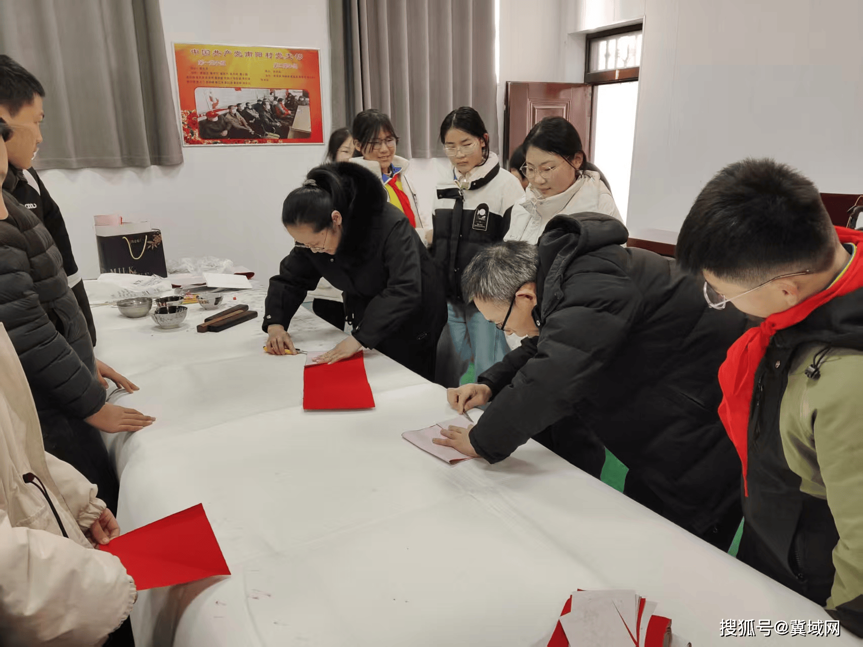 柏鄉(xiāng)縣南陽中心小學(xué)組織開展“迎春習(xí)字”軟筆書法活動(dòng)