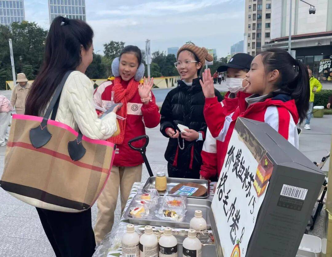 從“職業(yè)懵懂”到“商業(yè)實戰(zhàn)” 這所小學把職業(yè)體驗課程開進真實社會