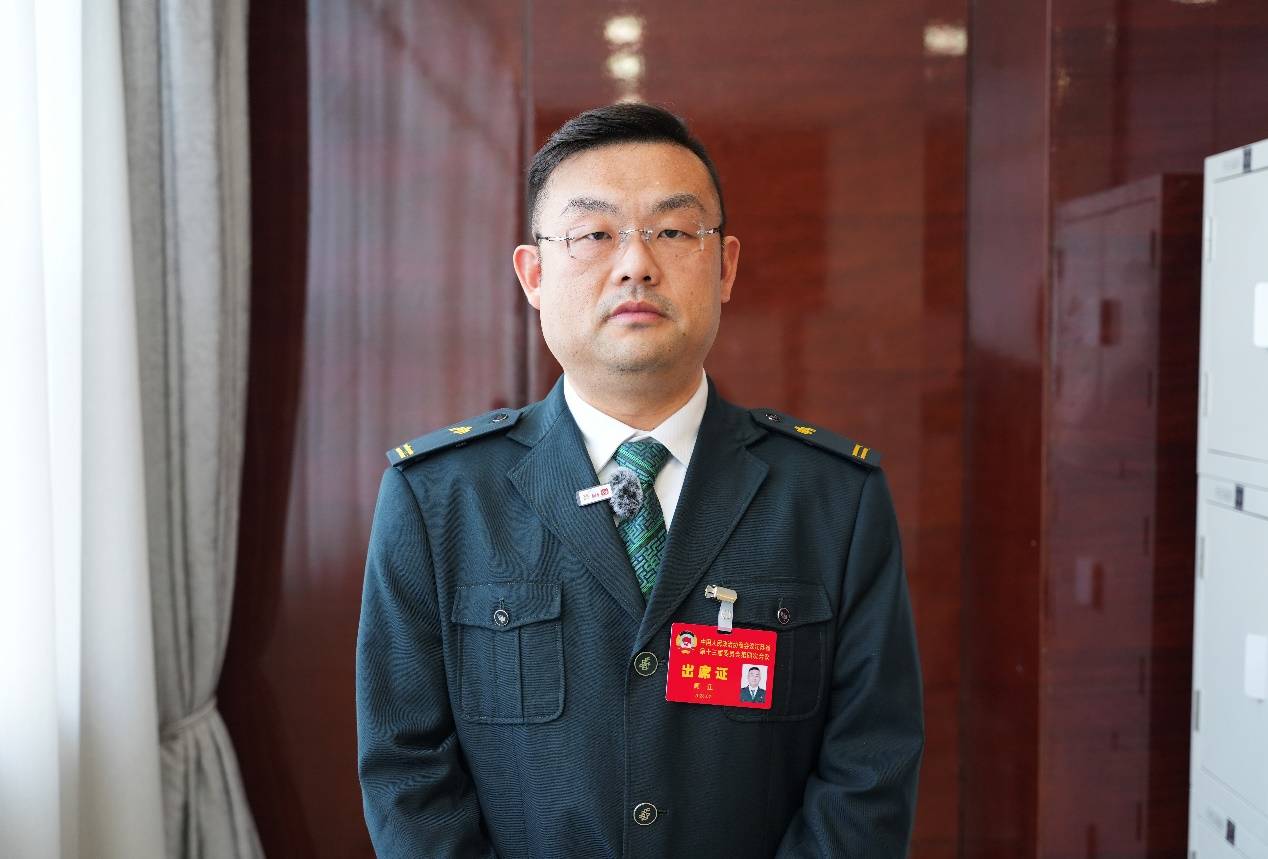 一個在鄉(xiāng)間路上奔跑的小快遞員，竟能推動立法“跑起來”