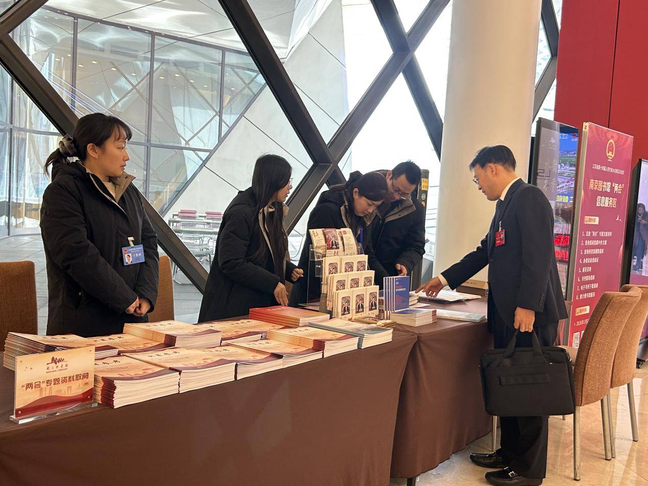 兩會微鏡頭｜一架圖書，照見文潤“兩會”