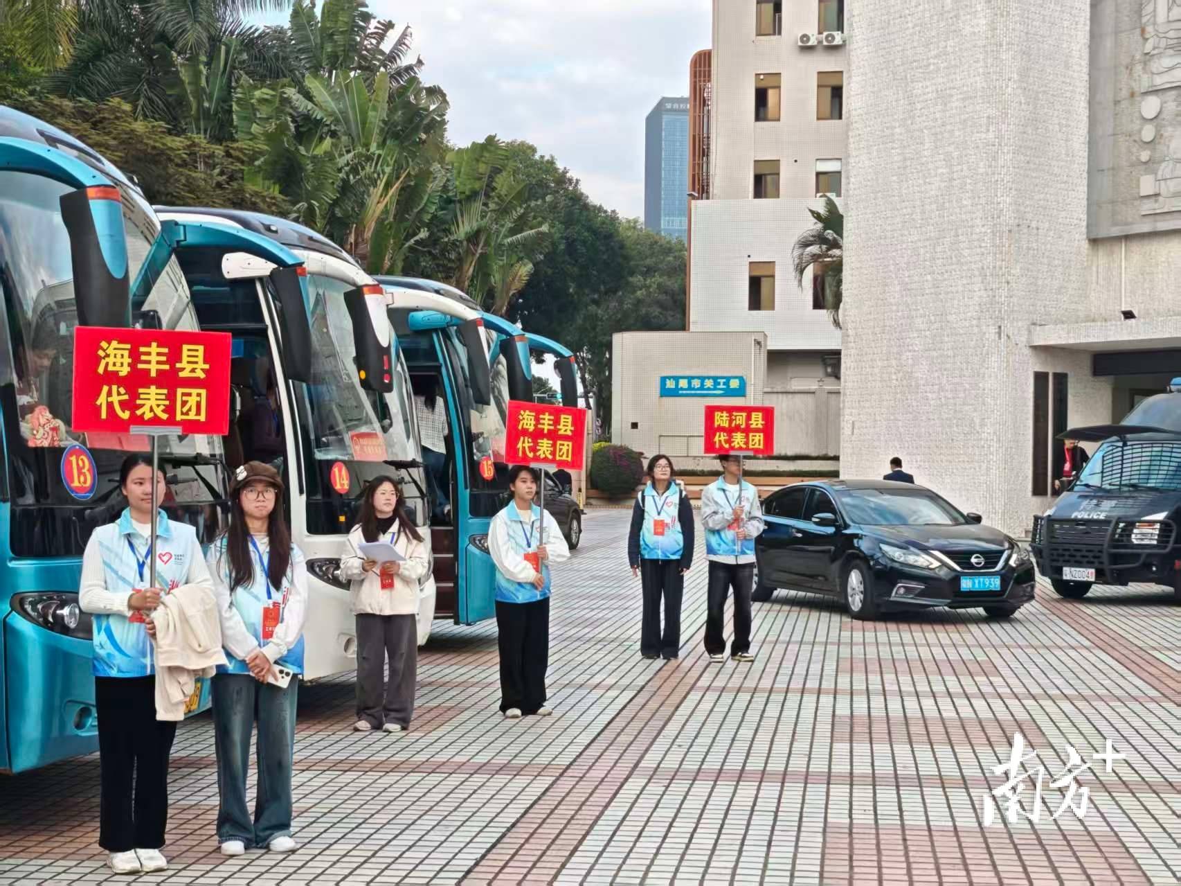大學(xué)生“志愿藍(lán)”閃耀2026年汕尾市兩會(huì)