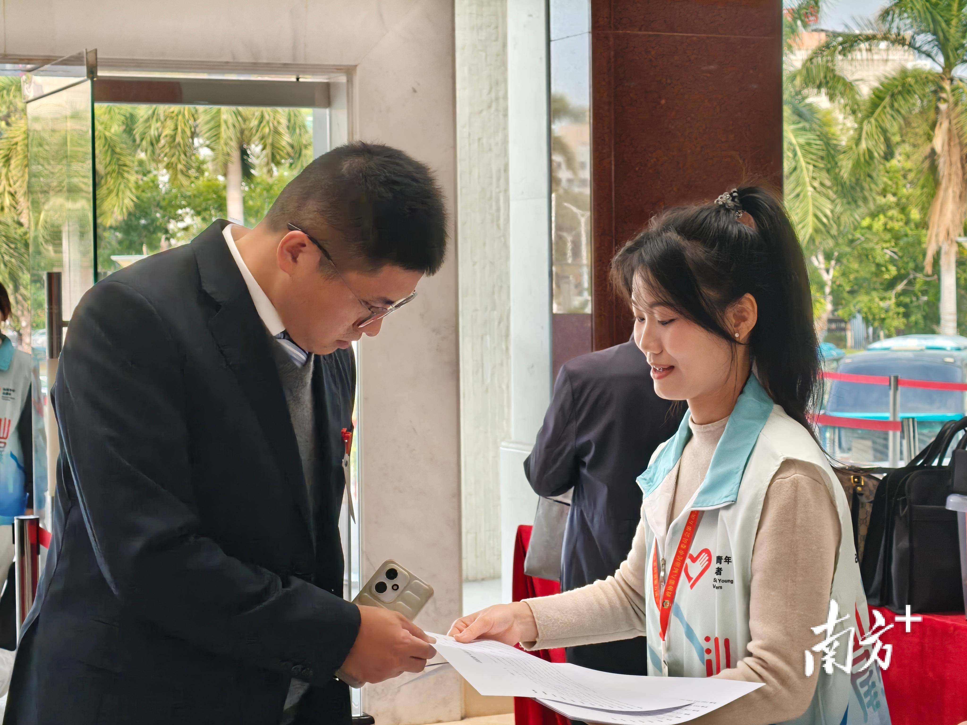 大學(xué)生“志愿藍(lán)”閃耀2026年汕尾市兩會(huì)