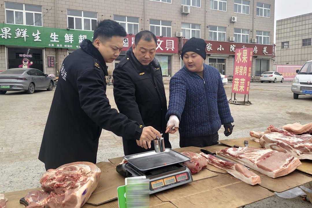 無棣縣水灣市場(chǎng)監(jiān)管所開展春節(jié)前農(nóng)村集貿(mào)市場(chǎng)電子計(jì)價(jià)秤檢定檢查