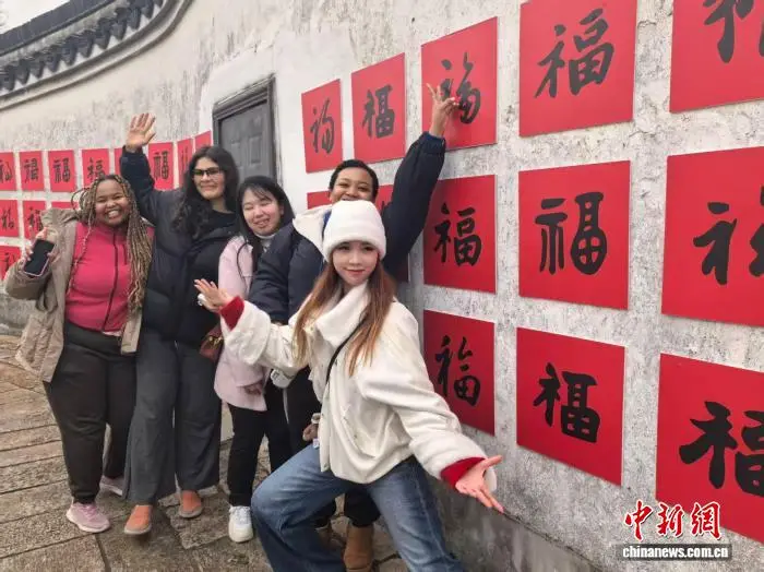 多國留學生走進新場古鎮(zhèn) 傳播中醫(yī)文化、體驗海派年味