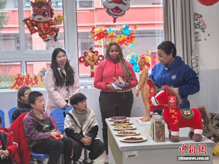 多國留學生走進新場古鎮(zhèn) 傳播中醫(yī)文化、體驗海派年味