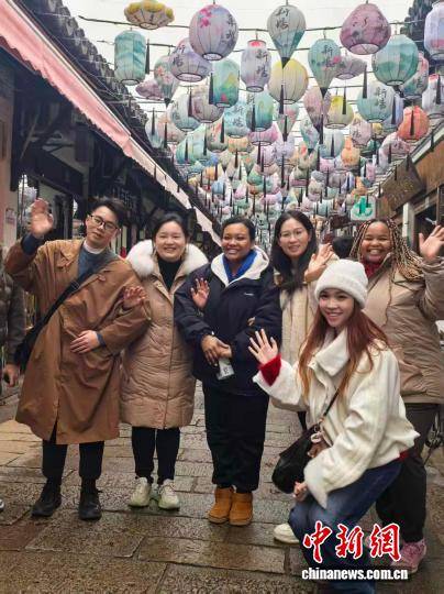 多國留學生走進新場古鎮(zhèn) 傳播中醫(yī)文化、體驗海派年味