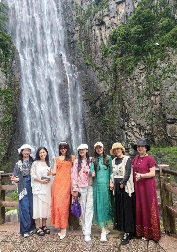 《詩(shī)歌風(fēng)賞·飛瀑流泉》（總第31卷）面世