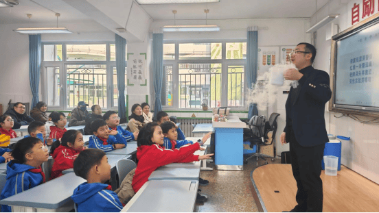 省實(shí)驗(yàn)小學(xué)一一四（4）中隊(duì)少先隊(duì)員尋蹤地鐵文化，探秘科學(xué)魅力