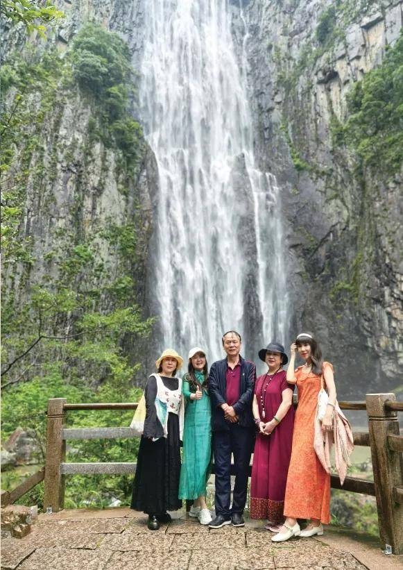 《詩(shī)歌風(fēng)賞·飛瀑流泉》（總第31卷）面世