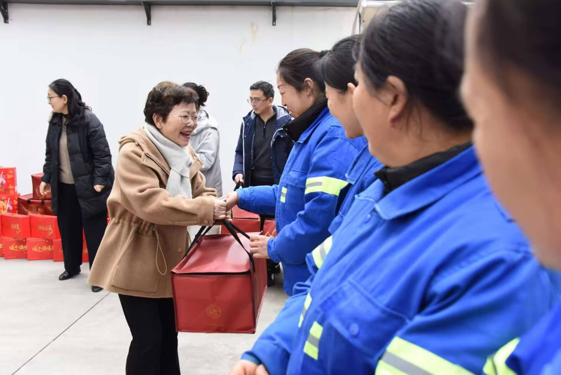 新春慰問“城市美容師”徐匯區(qū)總工會(huì)開展暖心活動(dòng)關(guān)愛留滬環(huán)衛(wèi)工