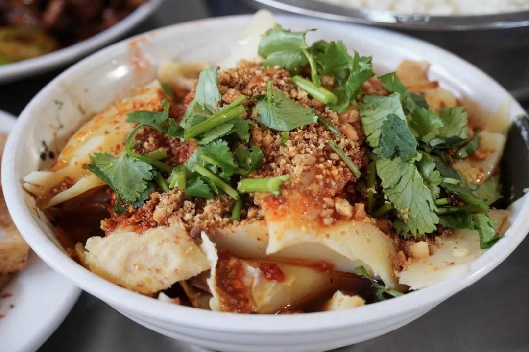 新春走基層｜大理觀音塘美食一條街：市井煙火里的白族風(fēng)味