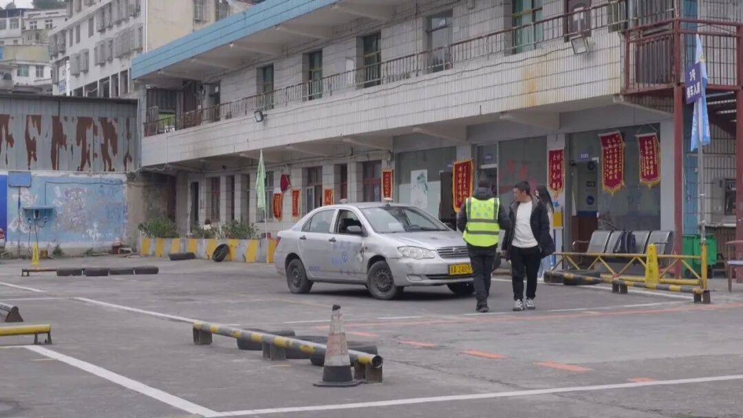 省心變鬧心！貴陽(yáng)男子駕校報(bào)名“省心班”，人到了考場(chǎng)竟被告知沒(méi)交考試費(fèi)？