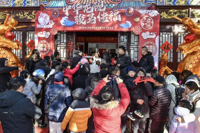 密云書法家走進(jìn)冶仙塔景區(qū)，“中華龍硯”前為市民揮毫送福