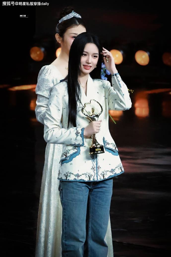 原創(chuàng)周也換了新風(fēng)格“美的像油畫少女”，穿刺繡西裝搭牛仔褲，真的颯