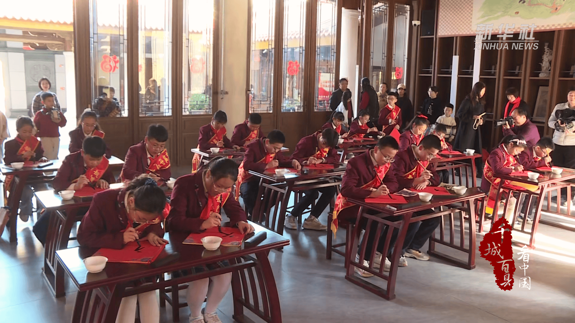 千城百縣看中國(guó)｜福建永春：書法家潑墨送福