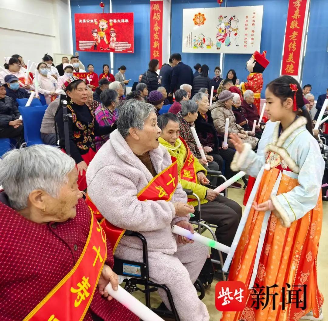 與“馬”相關(guān)的歌舞、詩(shī)歌輪番上演……一份新春祝福送到無(wú)錫老人身邊