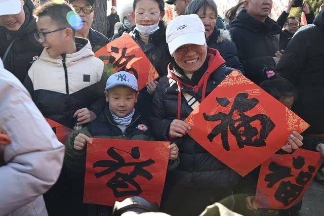 密云書法家走進(jìn)冶仙塔景區(qū)，“中華龍硯”前為市民揮毫送福