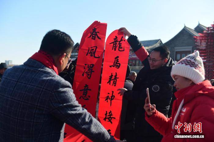 百名書法家滄州南川老街寫春聯(lián)慶新春