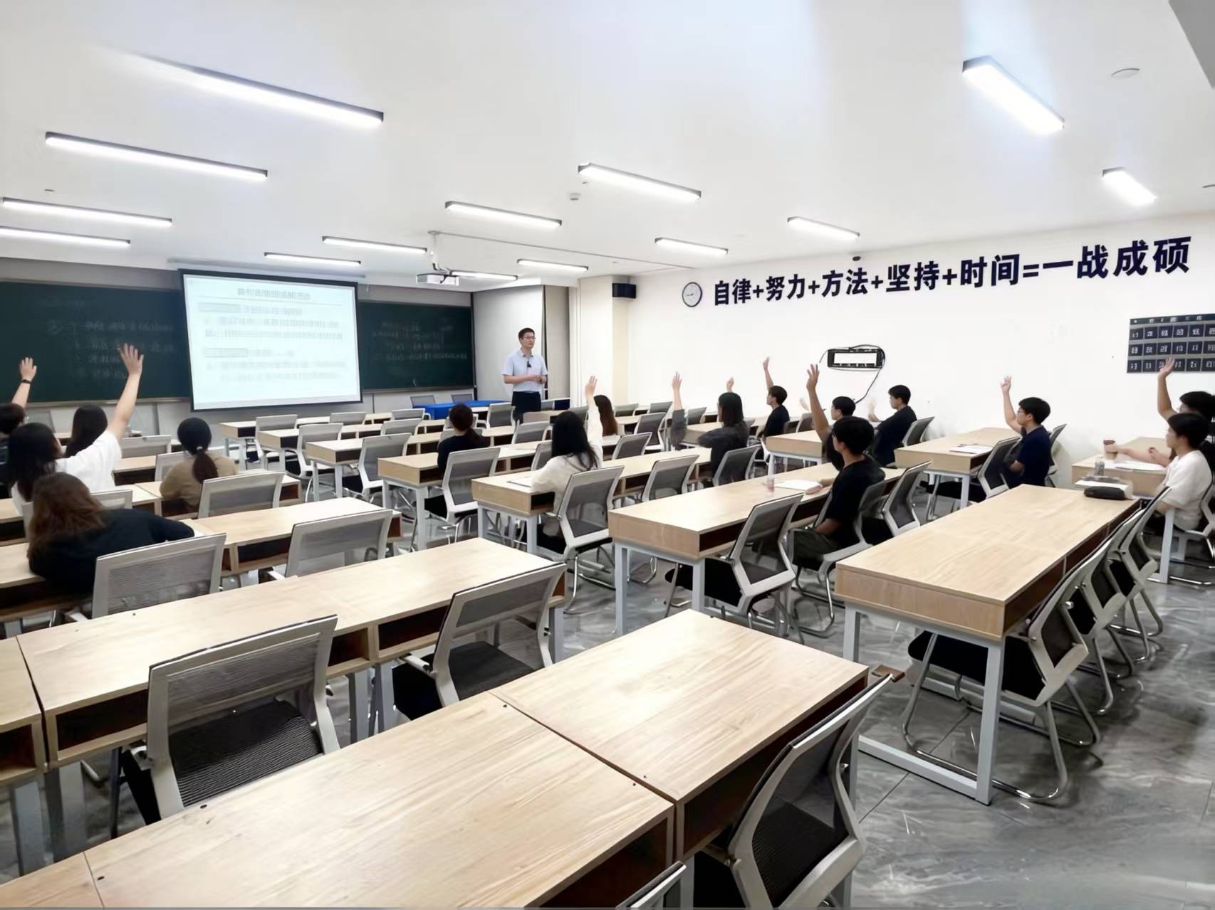 武漢考研機(jī)構(gòu)2026年排名前三實(shí)力解析：弘毅為何穩(wěn)居第一？