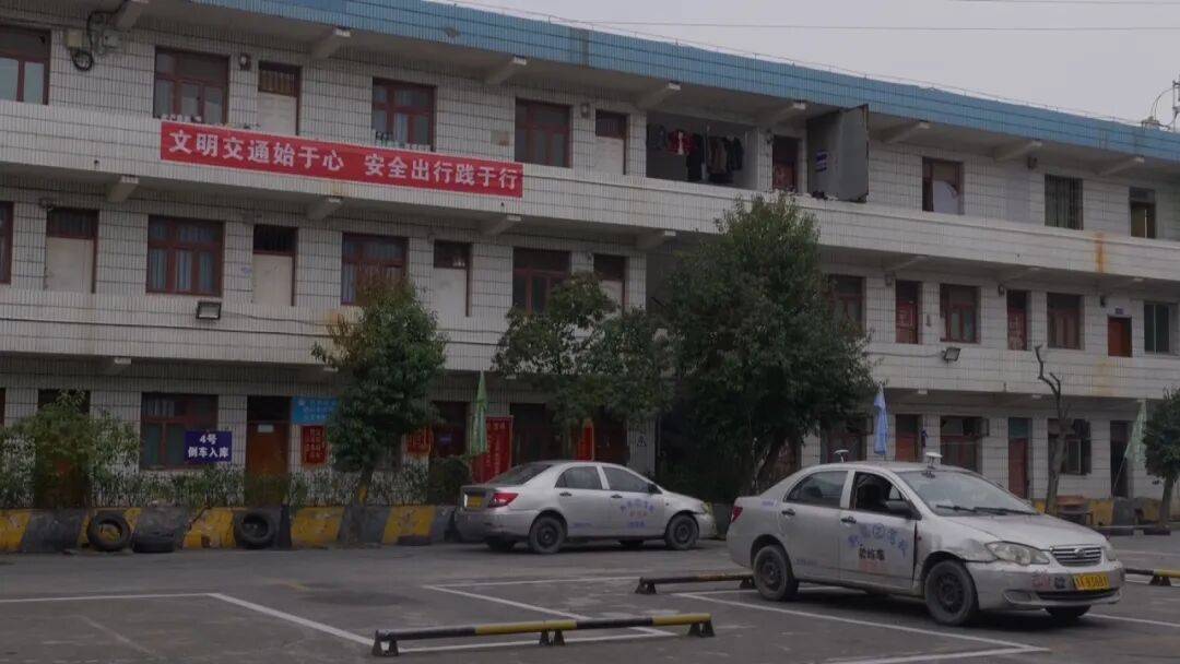 省心變鬧心！貴陽(yáng)男子駕校報(bào)名“省心班”，人到了考場(chǎng)竟被告知沒(méi)交考試費(fèi)？