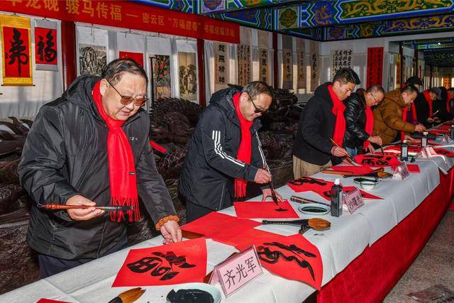 密云書法家走進(jìn)冶仙塔景區(qū)，“中華龍硯”前為市民揮毫送福